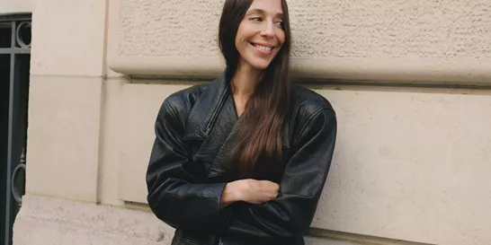 Η Chemena Kamali θέλει τα ρούχα που σχεδιάζει να λειτουργούν στην πραγματικότητα