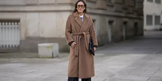 Αυτό το wrap coat είναι στην απόχρωση που κάθε elegant γυναίκα επιλέγει ως επένδυση στη συλλογή της