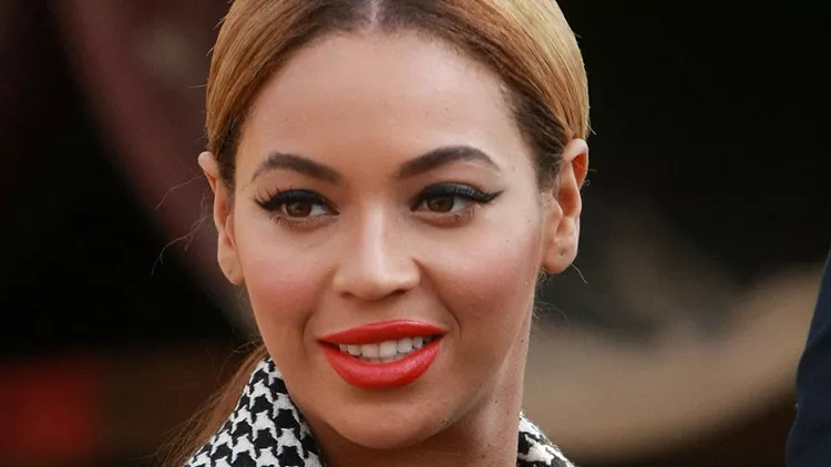 H Beyoncé εντυπωσιάζει με διάφανο catsuit και knee-high μπότες
