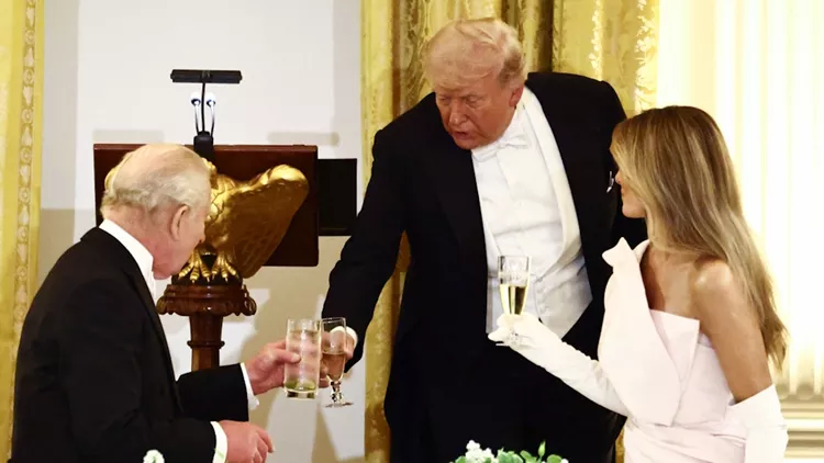 Με pink dress και λευκά opera gloves η Melania Trump | Το σύνολο 80.000 δολαρίων από τη Dior που φόρεσε στο επίσημο δείπνο με τον Κάρολο και την Καμίλα - εικόνα 2