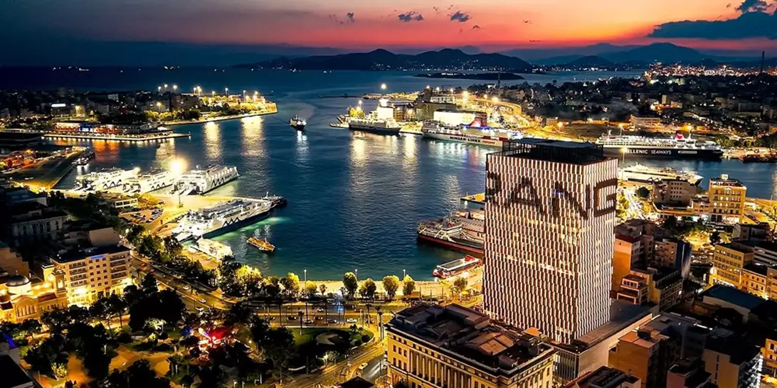 H Range Rover στον Πύργο Πειραιά