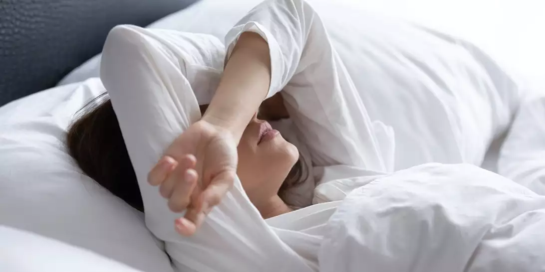 Πώς θα βελτιώσετε τον ύπνο σας κατά την εμμηνόπαυση