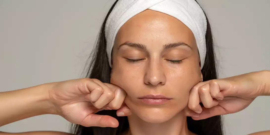 Skin Gym | Αυτή η άσκηση που θα δοκιμάσετε στο σπίτι θα χαρίσει εφέ ανόρθωσης στα ζυγωματικά σας