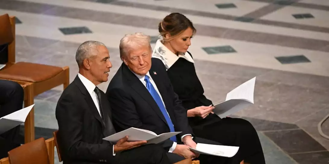 Melania Trump | Γιατί ο statement γιακάς της έγινε viral στην κηδεία του Jimmy Carter;