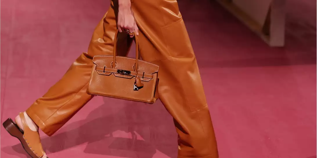 H τάση των East-West Bags στη μόδα του 2025