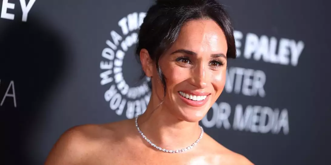 Meghan Markle | Τα διακριτικά κοσμήματα με τα οποία συνδύασε το total black σύνολό της