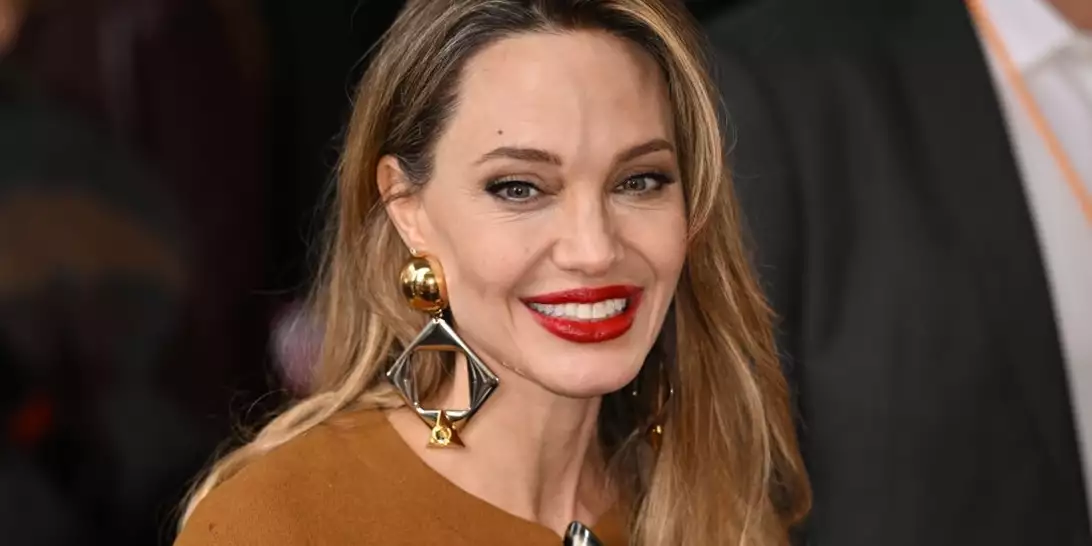 Angelina Jolie | O λόγος που εμφανίστηκε ξυπόλυτη στο σόου του Jimmy Fallon