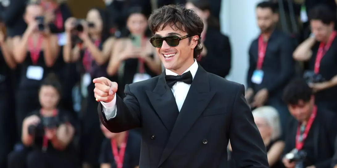 Οι εμφανίσεις από το κόκκινο χαλί της ταινίας Frankestein στο 82ο Φεστιβάλ Κινηματογράφου της Βενετίας