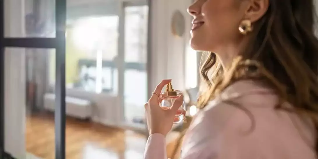 Πώς να κάνετε το άρωμά σας να διαρκεί όλη μέρα