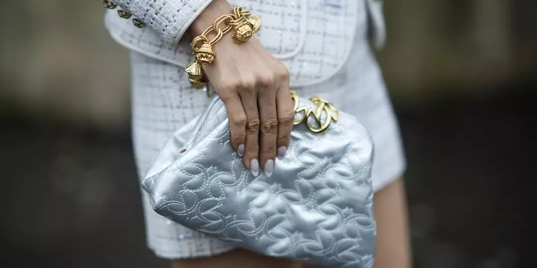 ’90s Deep French | Το μανικιούρ που φέρνει πίσω την εποχή των flip phones