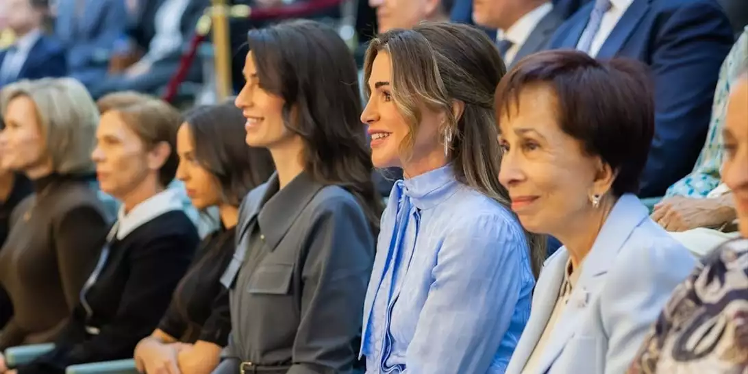 Πώς η Ράνια της Ιορδανίας επισκίασε την πριγκίπισσα Rajwa με μια κίνηση