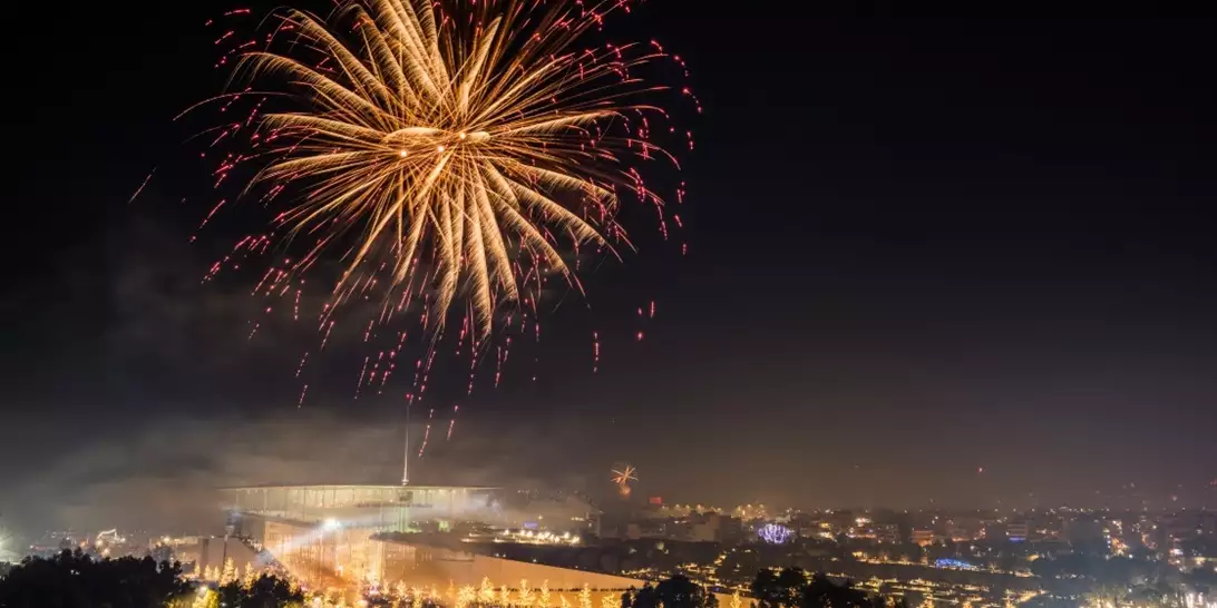 Με ένα φαντασμαγορικό show πυροτεχνημάτων και ένα μεγάλο πάρτι υποδέχτηκε το 2025 το ΚΠΙΣΝ