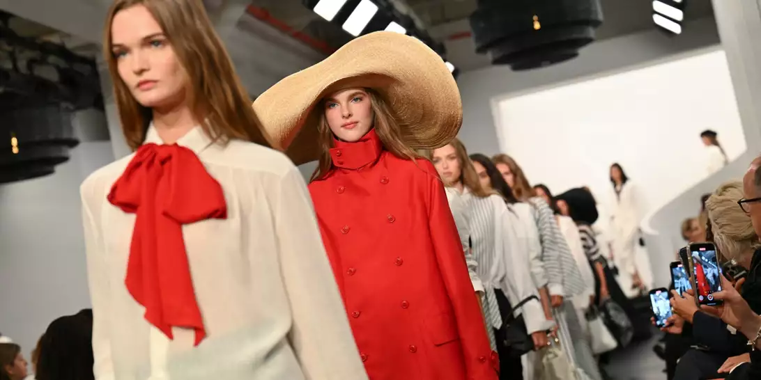 Ralph Lauren Άνοιξη 2026 | Κλασική κομψότητα και δυναμικές αντιθέσεις