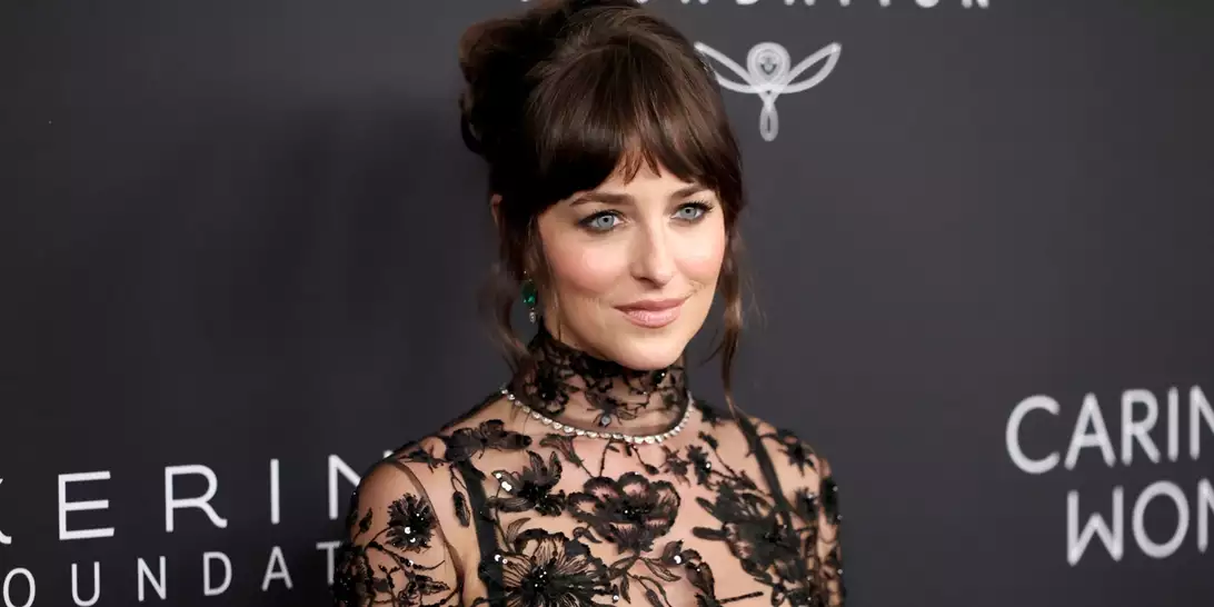 Dakota Johnson | Το κομψό beauty look της πλαισίωσε ιδανικά μια από τις πιο ιδιαίτερες εμφανίσεις της μέχρι σήμερα