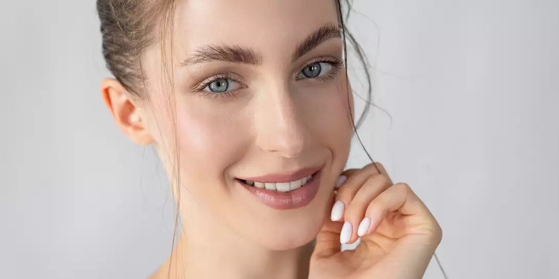 Face Taping | Η φυσική εναλλακτική του botox που κάνει θραύση στο εξωτερικό