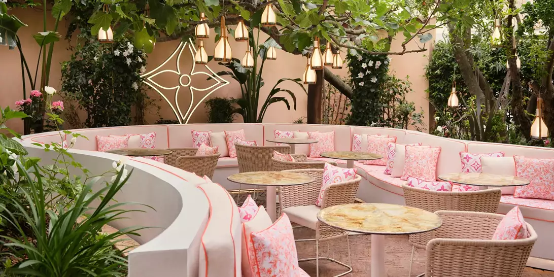 Απόδραση στο St. Tropez | Το pop up εστιατόριο του οίκου Louis Vuitton μας ταξιδεύει στην Κυανή Ακτή