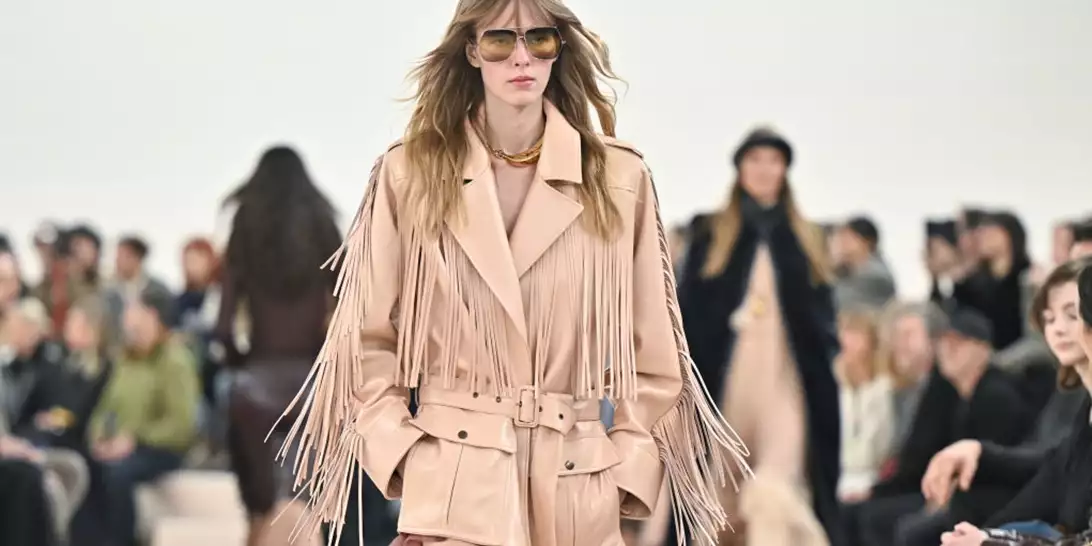 Western Girls | Τα τζάκετ με κρόσσια αναδεικνύουν τη boho αισθητική