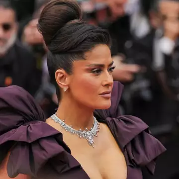 3 "χρυσοί" κανόνες για να αναδείξετε τα γκρίζα μαλλιά σας όπως η Salma Hayek