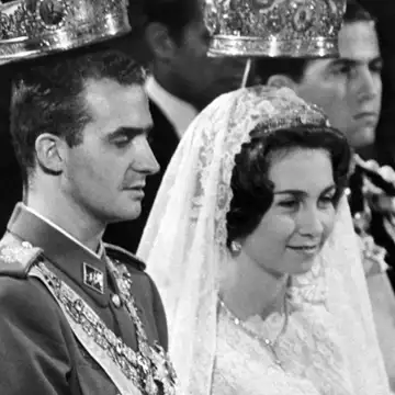 Όταν η πριγκίπισσα Σοφία παντρεύτηκε τον Δον Χουάν Κάρλος με τις ίδιες κορώνες που είδαμε σε όλους τους γάμους της τέως βασιλικής οικογένειας