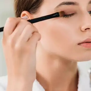 Αυτό το περίγραμμα κάνει τα μάτια να δείχνουν πιο ξεκούραστα και νεανικά