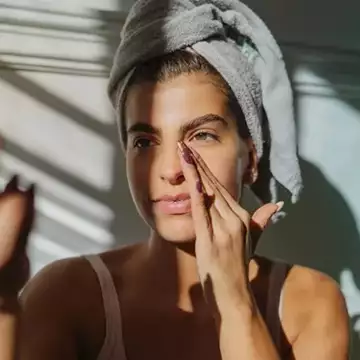 Σπυράκια μέσα στο καλοκαίρι; Πώς θα τα αντιμετωπίσετε φυσικά και άμεσα