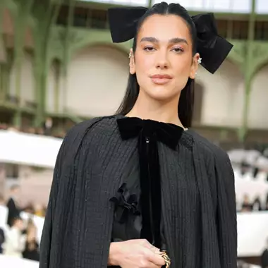 Dua Lipa | Με αμάνικο midi φόρεμα που αποθεώνει τη μινιμαλιστική αισθητική των '90s