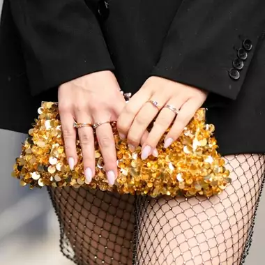 10 κομψά μανικιούρ με glitter που όντως θα θέλετε να υιοθετήσετε