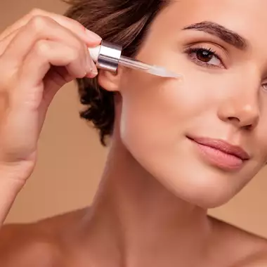 3 πολυτελείς οροί που "σβήνουν" μια δεκαετία από το πρόσωπο