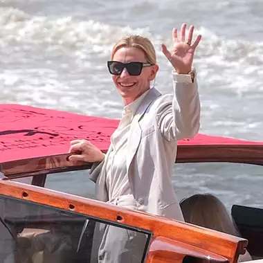Cate Blanchett | Chic άφιξη στη Βενετία για τη νέα της ταινία σε συμπαραγωγή με τη Saint Laurent Productions