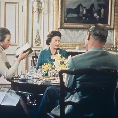 Αυτό το αγαπημένο έπιπλο της γιαγιάς είναι ξανά στη μόδα | Όμορφο, λειτουργικό και ιδανικό για μικρά σπίτια