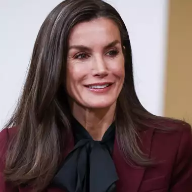 Βασίλισσα Letizia | To μπορντό κοστούμι που επέλεξε σε δεξίωση στο παλάτι