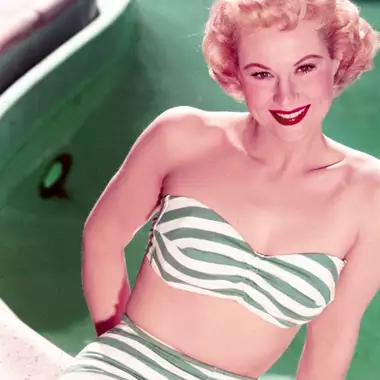 Τα μαγιό με ρίγες είναι αυτά που αξίζει να φορέσετε φέτος