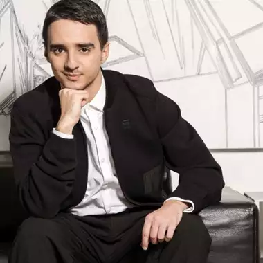 Το Lacoste Original είναι το άρωμα που εκφράζει την προσωπικότητά σας, σύμφωνα με τον Στρατή Χατζησταματίου