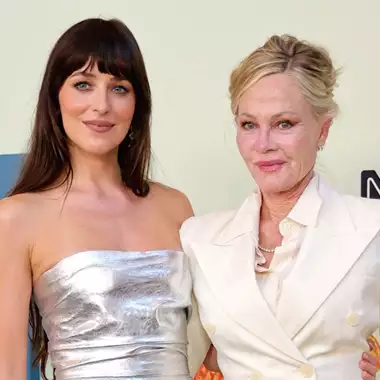 Η Dakota Johnson με τη μητέρα της Melanie Griffith στο κόκκινο χαλί