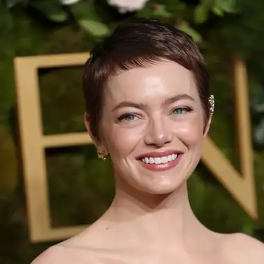 Emma Stone | Το ανανεωμένο pixie cut της είναι το πιο κομψό κούρεμα για κοντά μαλλιά