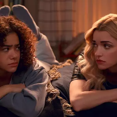 Γιατί οι γυναίκες άνω των 30 κολλάνε με τα εφηβικά τηλεοπτικά δράματα;