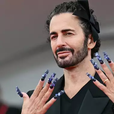 Marc Jacobs | Η νέα εκκεντρική μεφάνιση στο κόκκινο χαλί του 82ου Φεστιβάλ Κινηματογράφου της Βενετίας