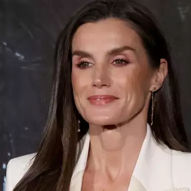 Βασίλισσα Letizia | Η κομψή άφιξη στη Ρώμη με λευκό σύνολο