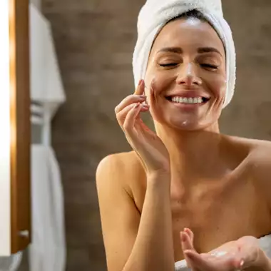 Πώς να εφαρμόσετε σωστά τα θαυματουργά self-tanning προϊόντα