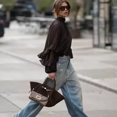 Οι μοντέρνοι τρόποι για να φορέσετε το ψηλόμεσο τζιν το φθινόπωρο