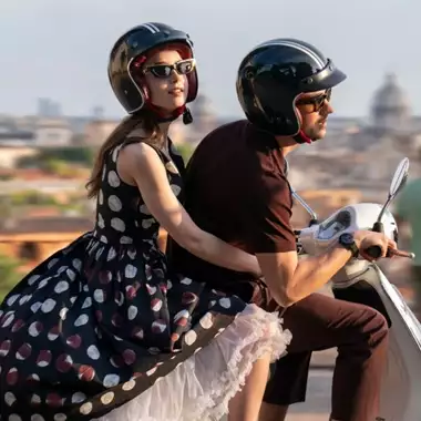 Emily in Paris | Η πρωταγωνίστρια ονειρεύεται μια διαφορετική πόλη από τη Ρώμη ή το Παρίσι για τη συνέχεια της σειράς