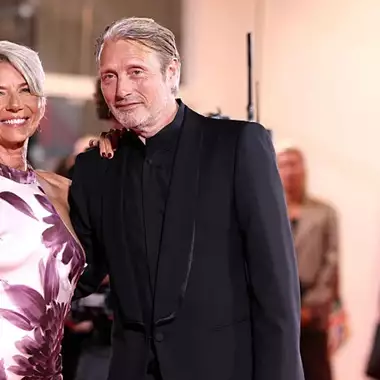 Mads Mikkelsen & Hanne Jacobsen | Σπάνια εμφάνιση στην πρεμιέρα της ταινίας "The Last Viking" στο Φεστιβάλ Κινηματογράφου της Βενετίας