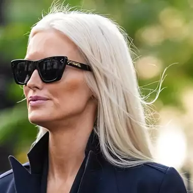 Πώς να χρησιμοποιείτε σωστά την πούδρα προσώπου μετά τα 50