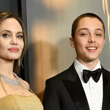 Η Angelina Jolie είναι η πρώτη υποστηρίκτρια του γιου της Knox που μόλις έγινε 17