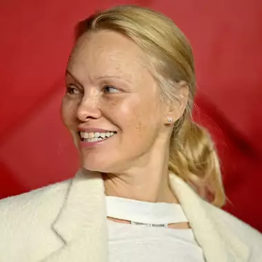 Pamela Anderson | Αποχωρίστηκε τα signature ξανθά μαλλιά της και το νέο της χρώμα είναι ό,τι πιο chic είδαμε εδώ και καιρό