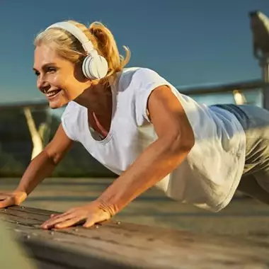 5 πρωινές ασκήσεις που "λιώνουν" το λίπος στην κοιλιά μετά τα 50