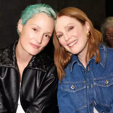 Julianne Moore | Με denim on denim look στο front row του show του οίκου Bottega Veneta
