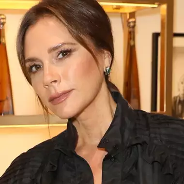 Η Victoria Beckham με pink jelly nails, το πιο ανατρεπτικό γιορτινό μανικιούρ
