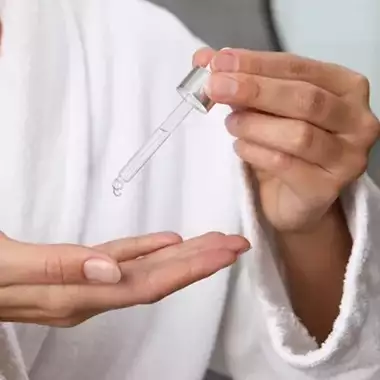 Ρετινόλη το καλοκαίρι | Πώς δε θα χάσετε ούτε τώρα τη μαγική της δράση