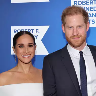 Πρίγκιπας Harry & Meghan Markle | O γιος τους Archie κάνει μαθήματα σερφ